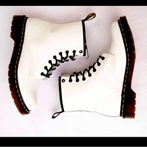 Dr. Martens 1460 8eye white boots